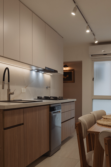 Cocina después de la reforma, con carpintería de madera y diseño integral