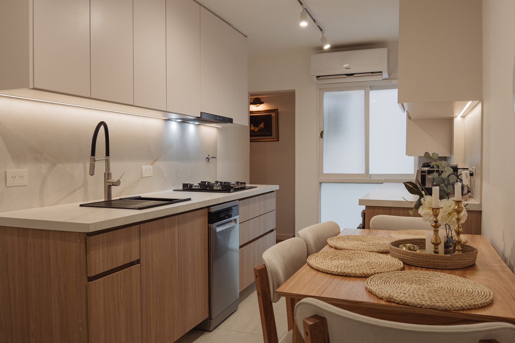 Cocina del Proyecto Belgrano, vista general con isla y mesa de comedor