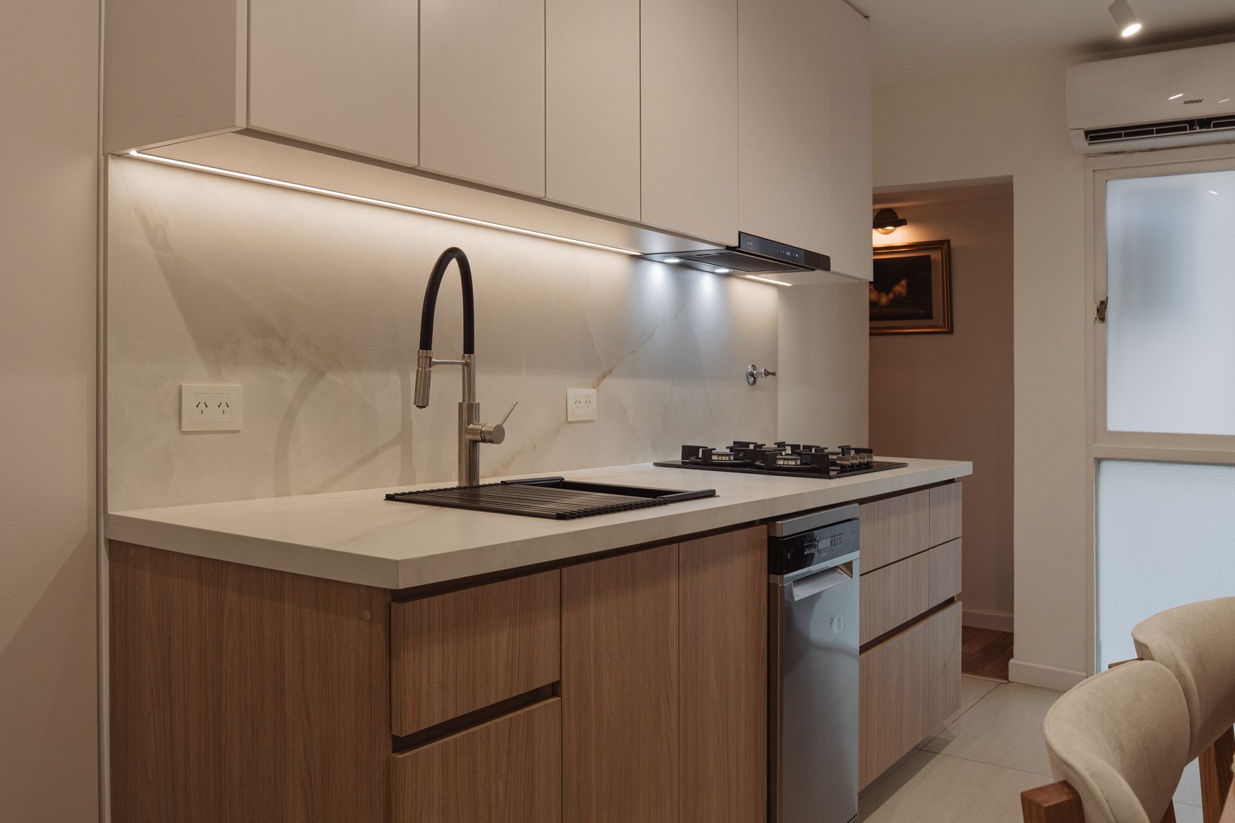 Cocina del Proyecto Belgrano, mesada con carpintería de madera natural