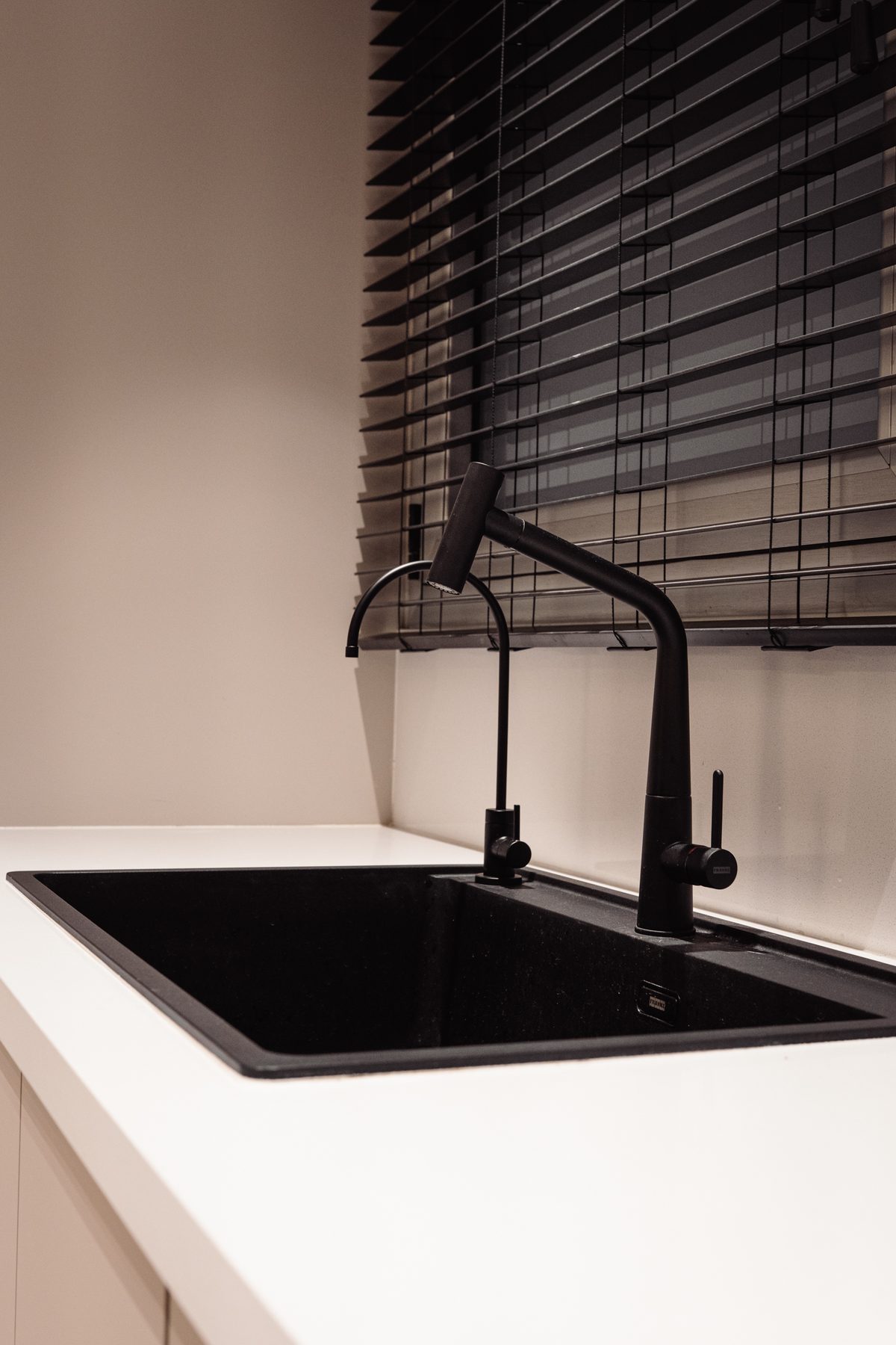 Cocina del Proyecto Belgrano Sucre, detalle de bacha y grifería negra