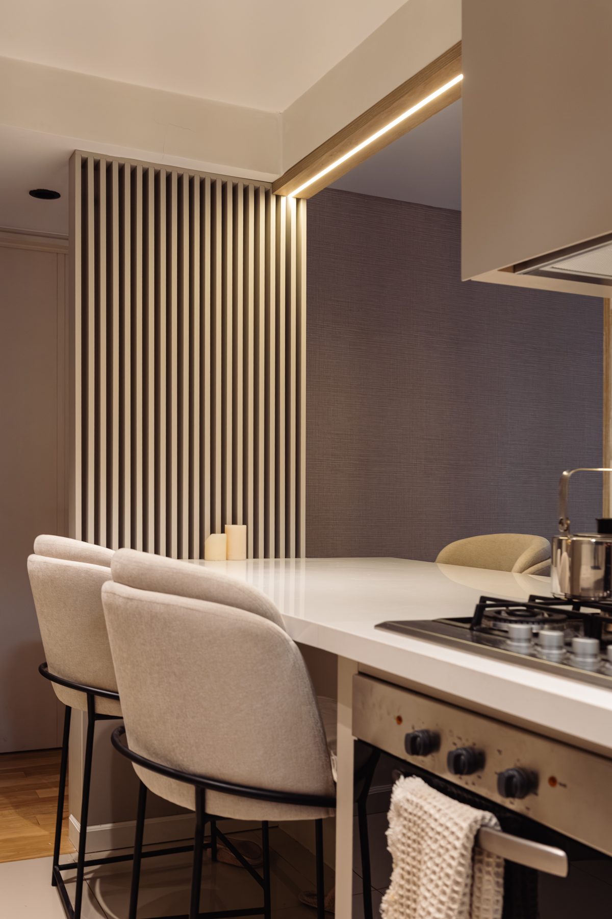 Cocina del Proyecto Belgrano Sucre, isla-barra con carpintería de madera