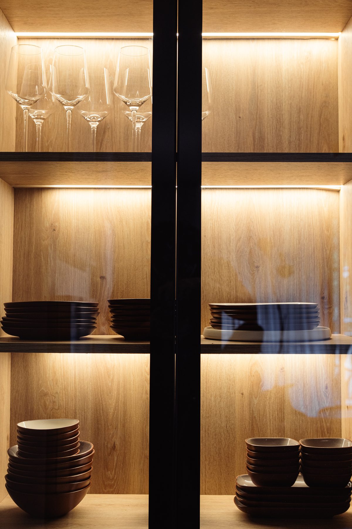Cocina del Proyecto Belgrano Sucre, vitrina iluminada con detalle de bar