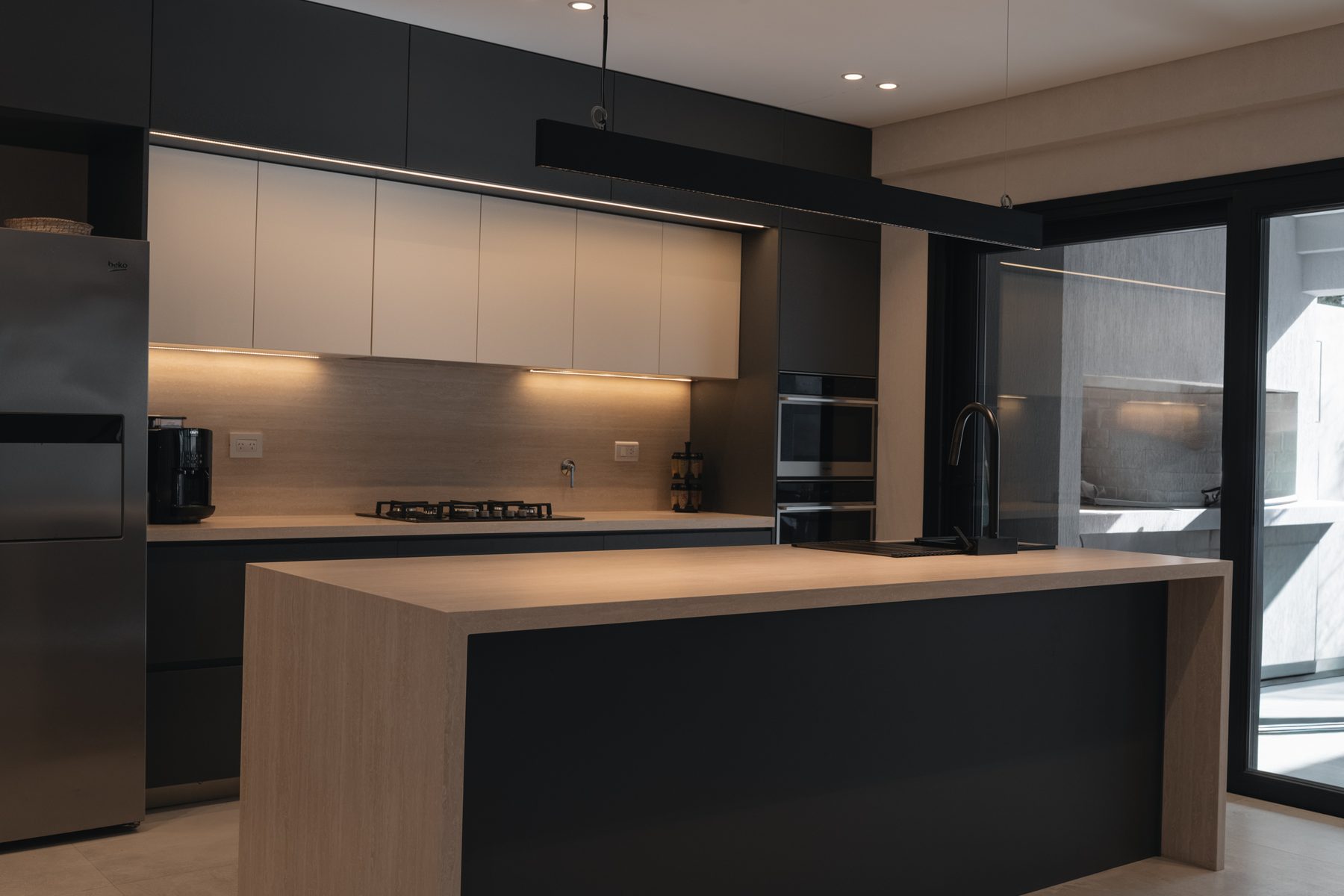 Cocina del Proyecto Castelar, isla con mesada continua
