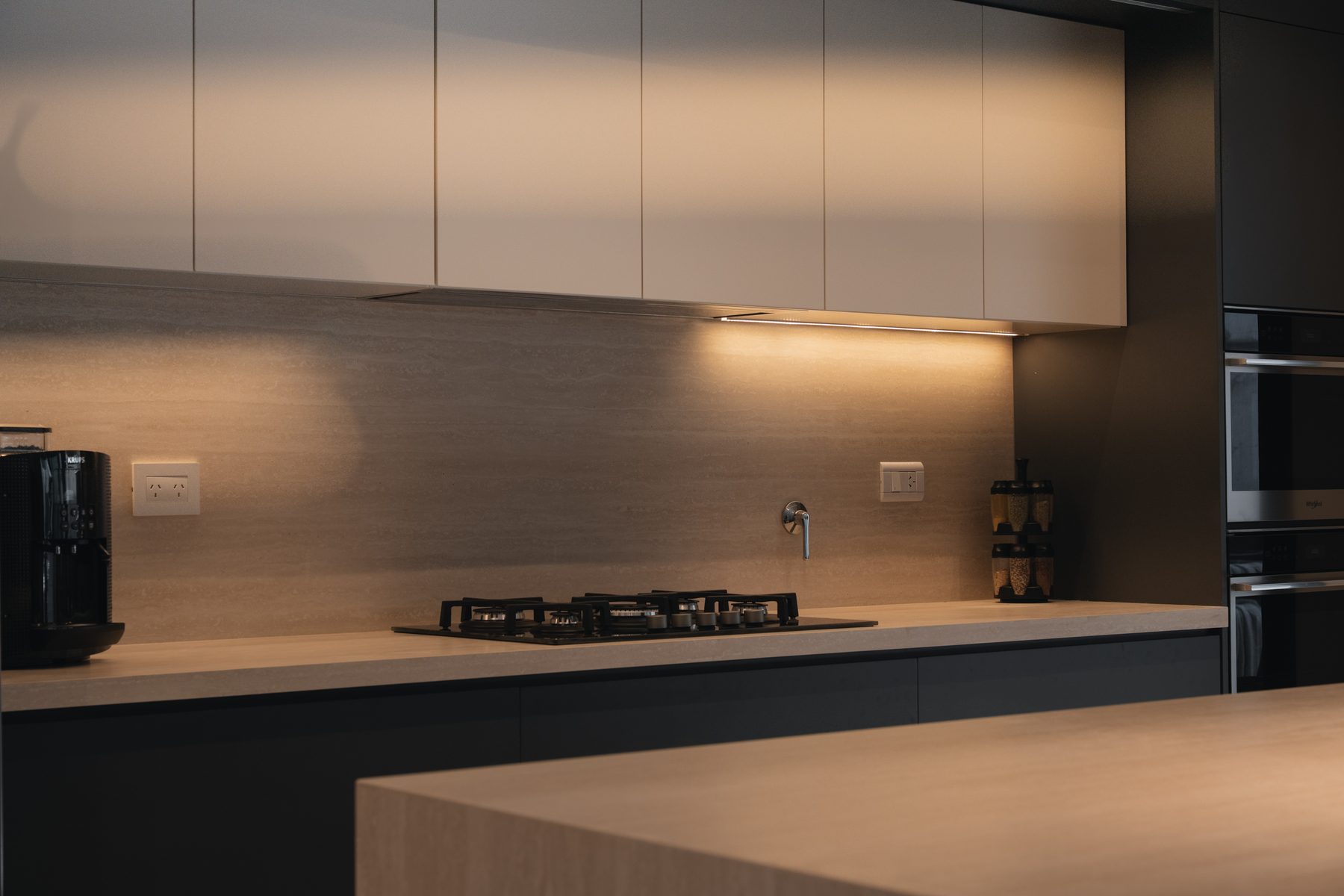 Cocina del Proyecto Castelar, detalle de isla con anafe