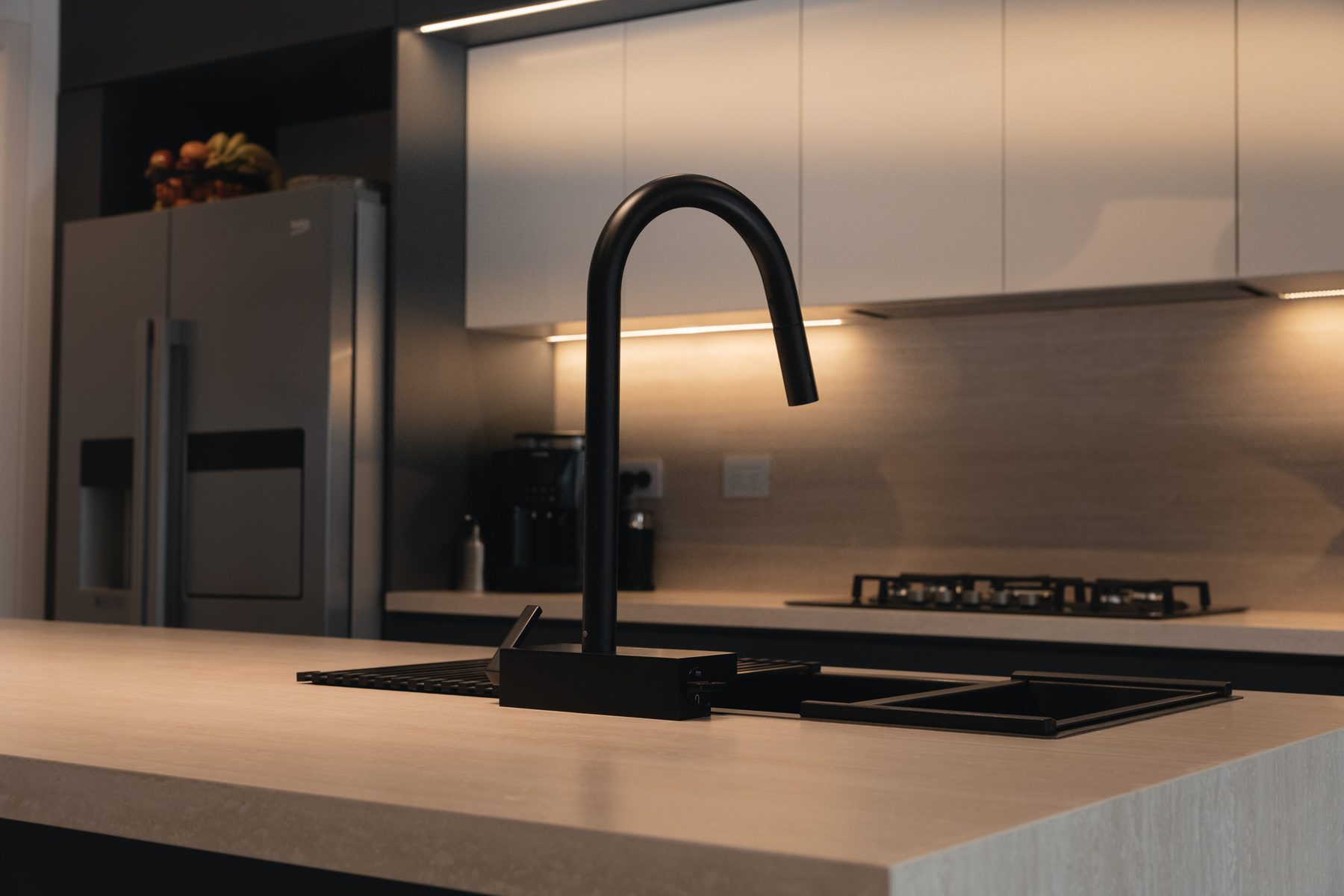 Cocina del Proyecto Castelar, detalle de bacha y grifería negra