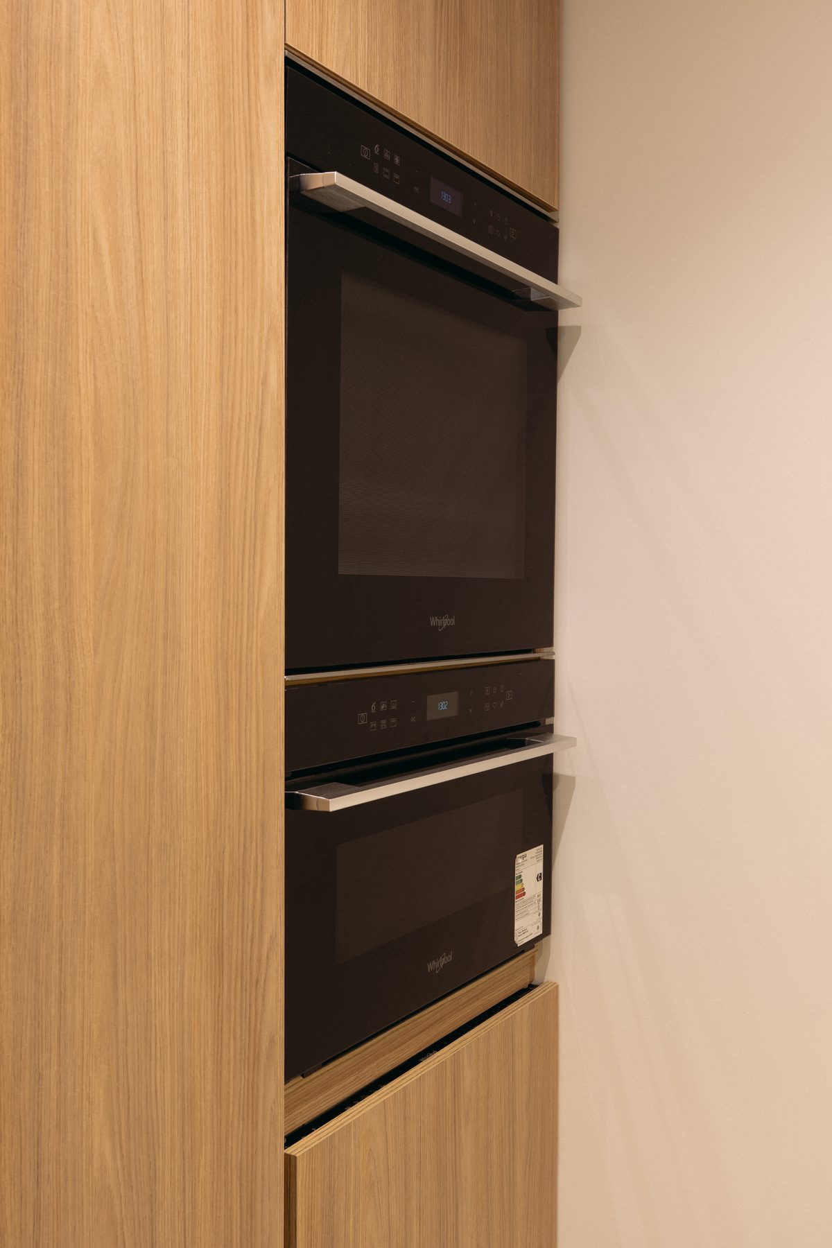Cocina del Proyecto Devoto, mueble bajo horno en madera
