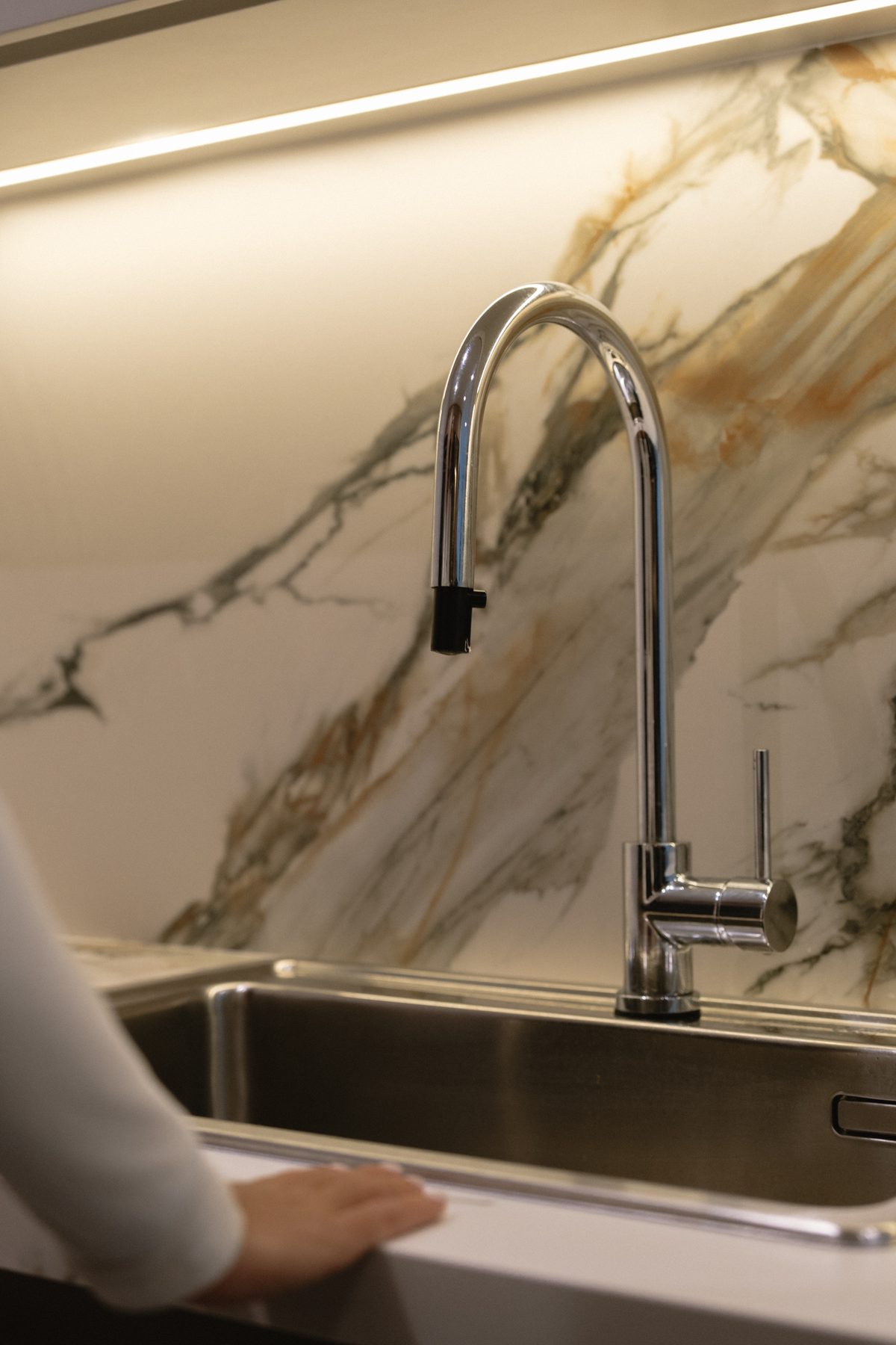 Cocina del Proyecto Devoto, detalle de grifería sobre mármol