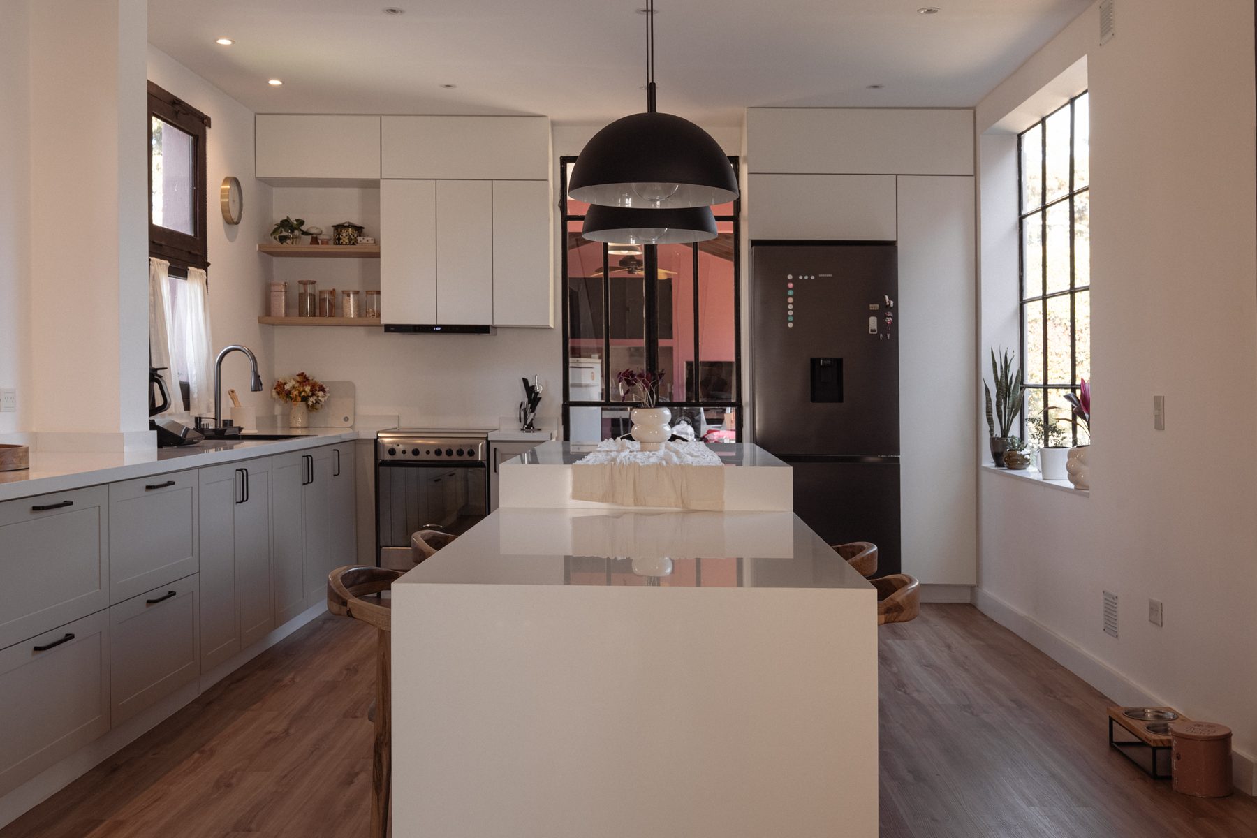 Cocina del Proyecto Ituzaingó, isla de mármol