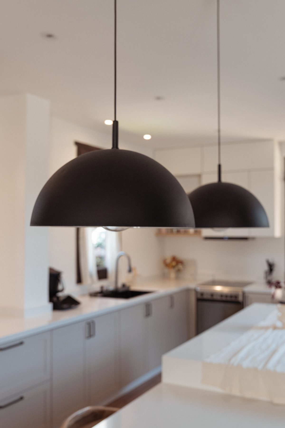 Cocina del Proyecto Ituzaingó, detalle de iluminación colgante