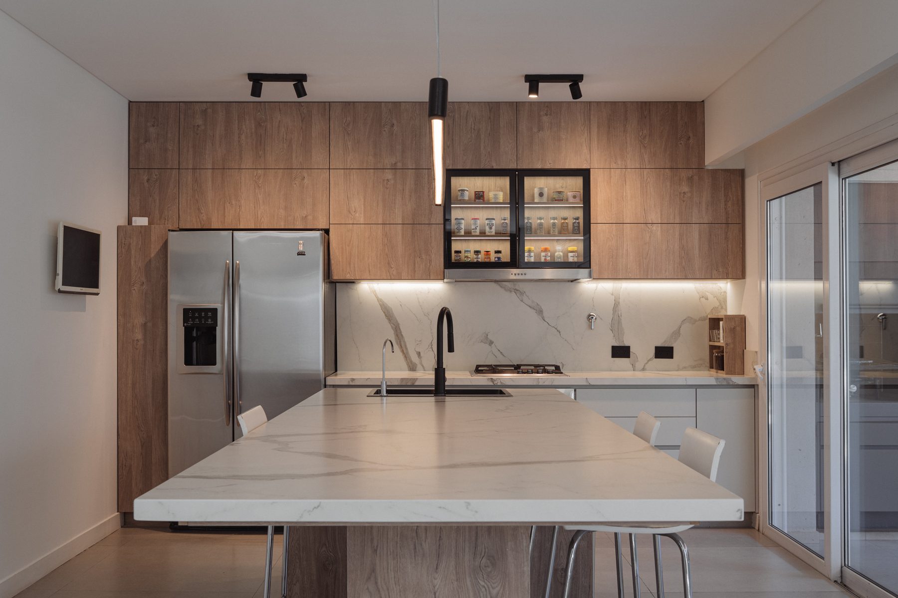 Cocina del Proyecto Martínez, vista general con isla y mármol